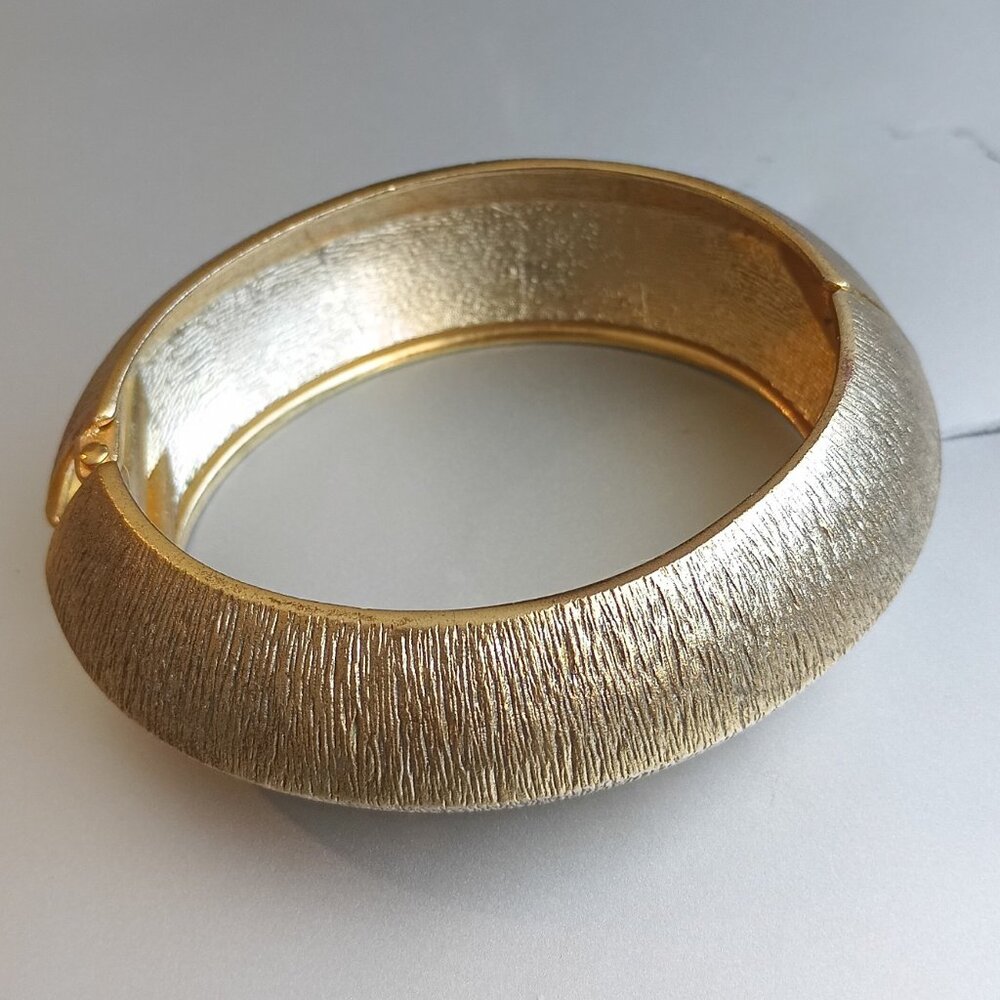 Gold Spring Closure Bracelet
